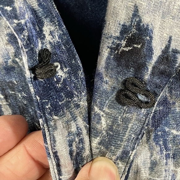 Chicos Jacket Women Sz‎ 2 US 12 Blue Silver One Hook Closure Shoulder Pads Lined - Picture 9 of 11